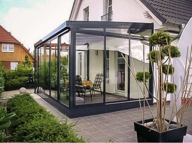 โครงสร้างอลูมิเนียมและกระจกต่อเติมบ้าน สามารถติดตั้งรางน้ำฝน-ประตู-หลังคากันแดดได้